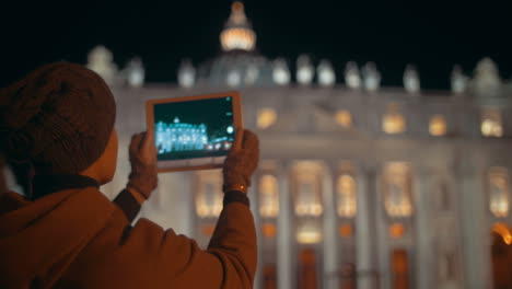 Cómo-Hacer-Fotografías-Con-El-Panel-Táctil-De-La-Basílica-Nocturna-De-San-Pedro