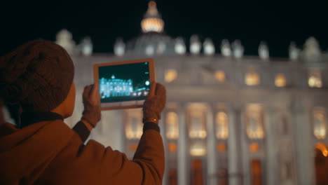 haciendo fotos táctiles de la basílica de san pedro de la noche