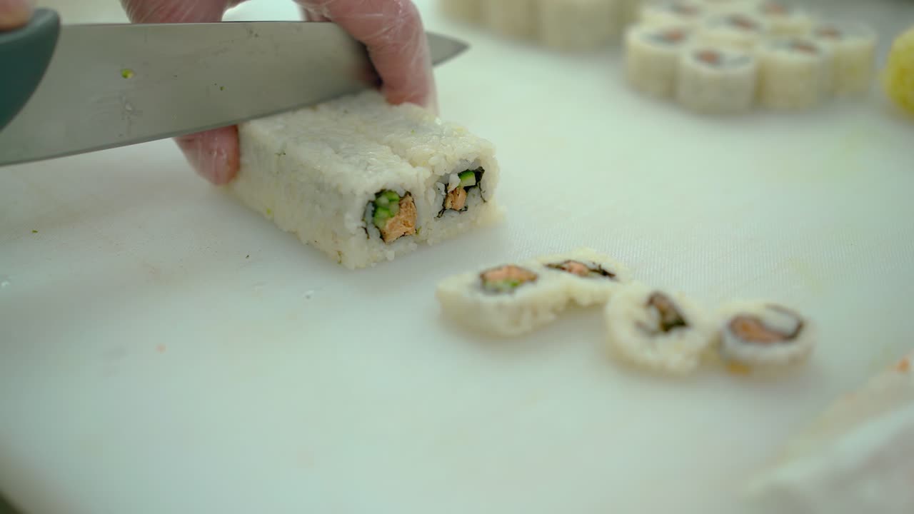 cerca de cortar rollos japoneses con pescado frito y verduras frescas