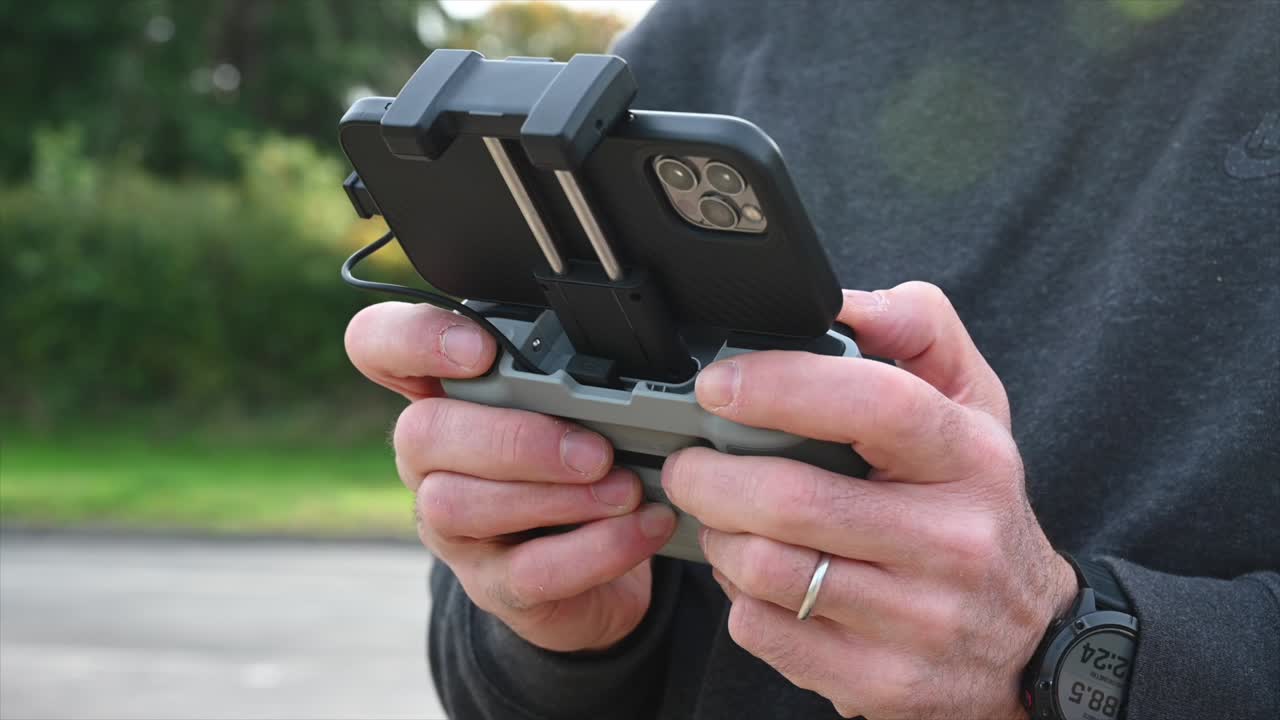 드론을 조종하는 기혼 백인 남성