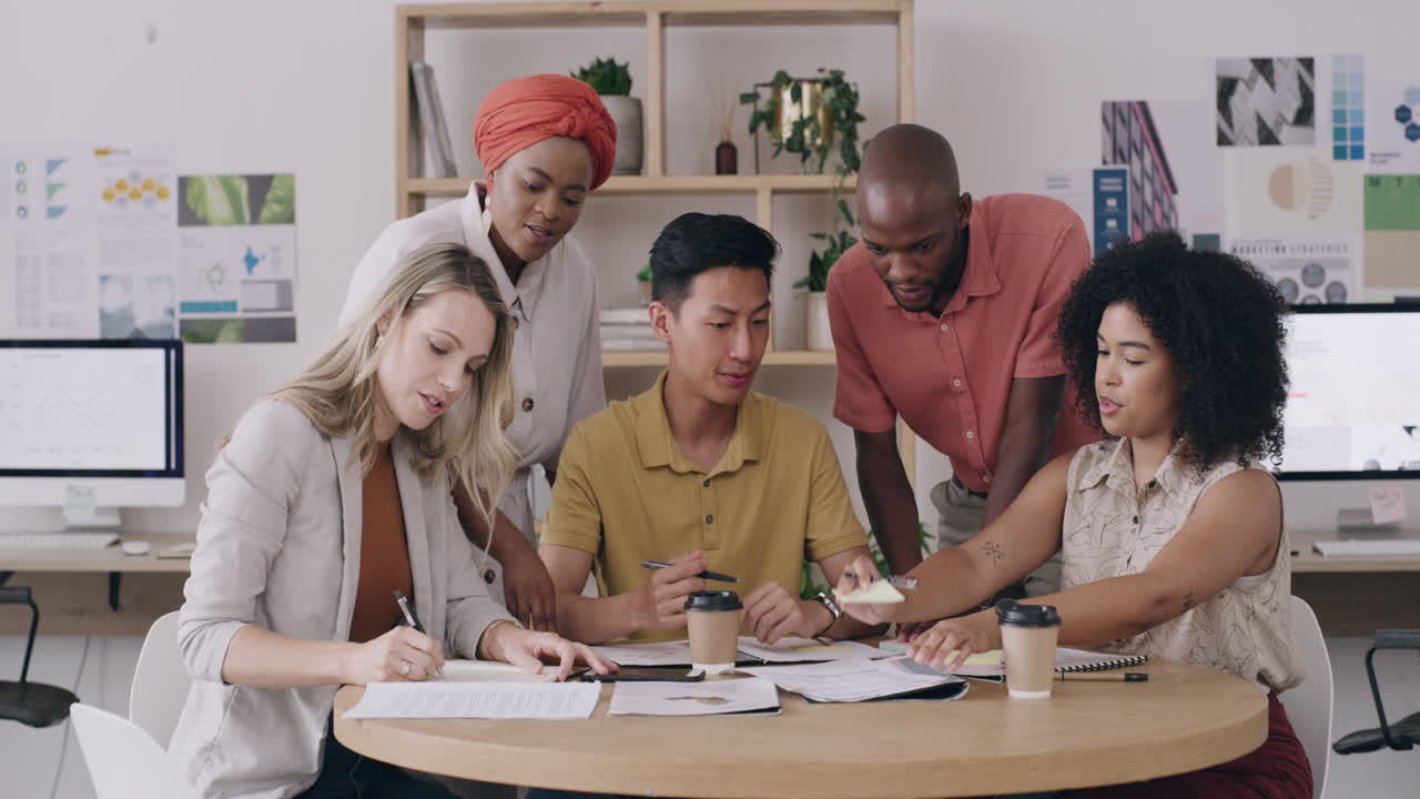 야심찬 디자이너 그룹이 전략을 계획하고 있습니다.