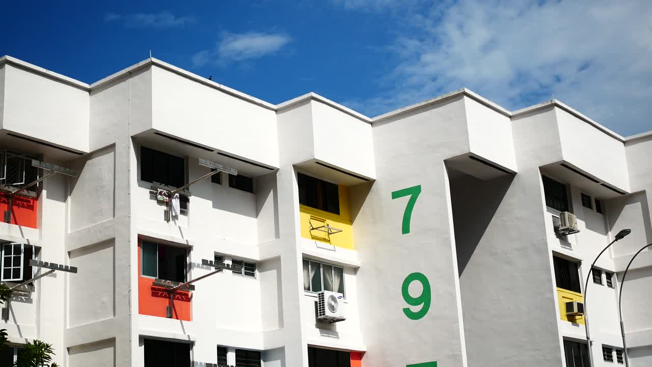 Góc nhìn từ dưới lên các tòa nhà dân cư Singapore trên nền trời xanh