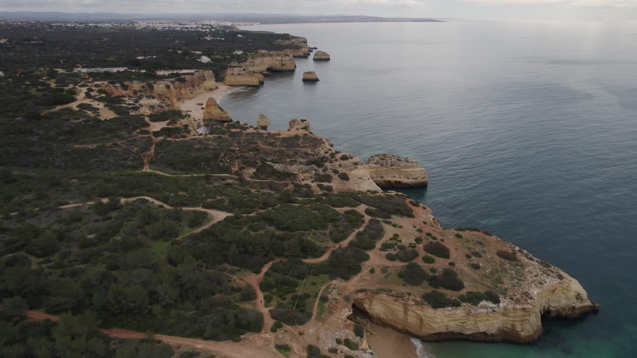vista aérea de las cuevas de benagil sobre la costa del bosque de formación rocosa, algarve portugal horizonte escénico del océano atlántico