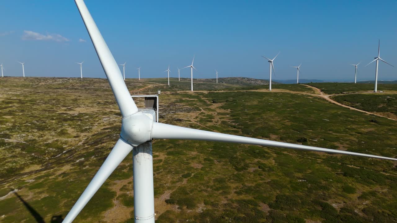 lenta extracción de un tiro de una turbina eólica que gira lentamente generando electricidad