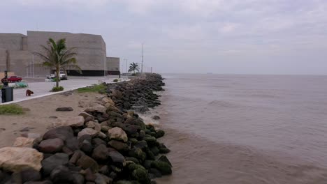 Antena-Veracruz-Shore-Adelante-Vuela-Por-Moderno-Edificio-Rock-Shore-Litoral-Día