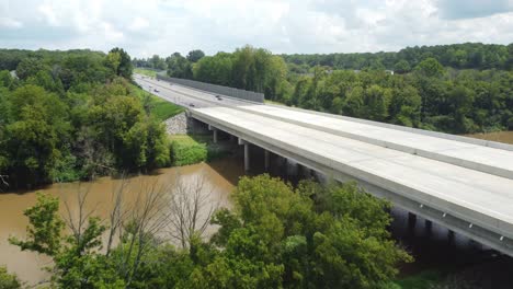 Fliegen-Sie-über-Die-Brücke-Der-Interstate-40-Und-Den-Fluss-Yadkin