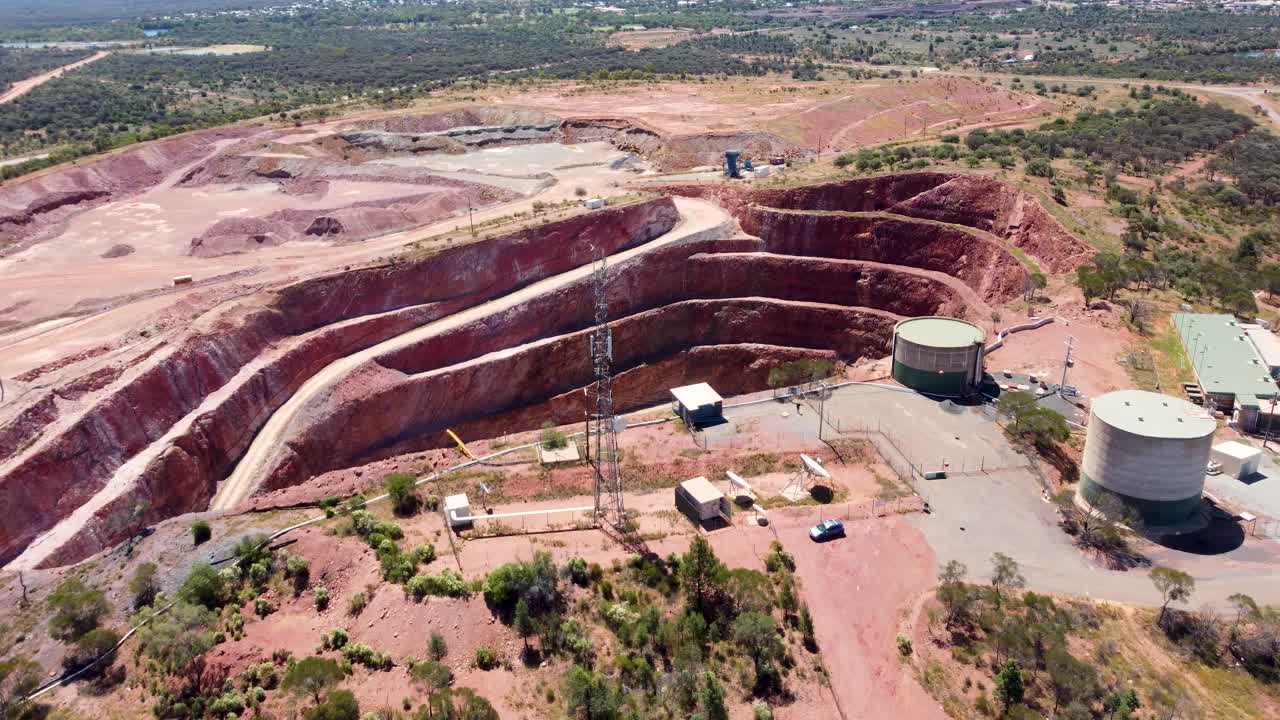 aéreo dron tiro paisaje vista agua tanque cobre mineral mina hoyo minería pueblo industria viaje turismo interior nsw cobar fort bourke hill australia 4k