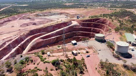 Luftdrohne-Schuss-Landschaftsansicht-Wassertank-Kupfererz-Mine-Grube-Bergbaustadt-Industrie-Reise-Tourismus-Outback-NSW-Cobar-Fort-Bourke-Hill-Australien-4k