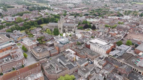 Vista-Por-Drones-De-Los-Puestos-De-Mercado-Colocados-En-El-Parque-De-La-Catedral-En-El-Centro-De-Exeter,-Devon,-Reino-Unido,-Durante-Un-Evento.