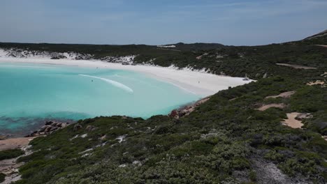 el agua turquesa y las olas blancas espumosas de la playa de wharton en australia occidental