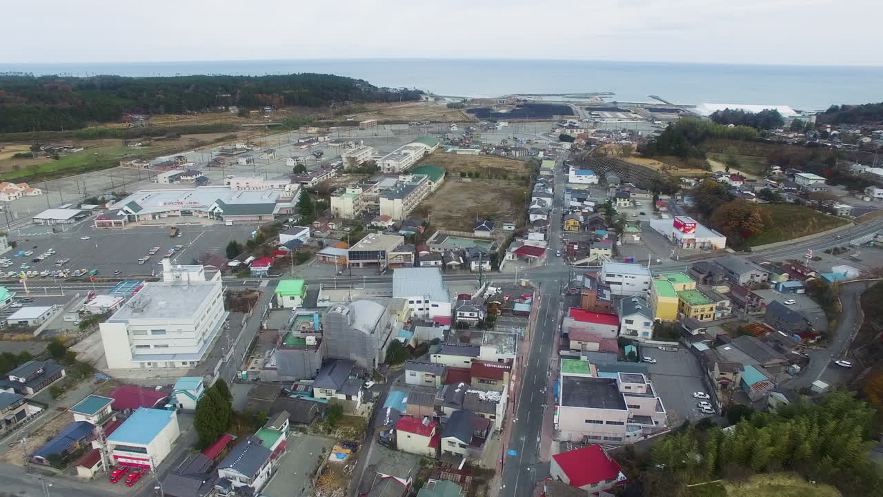 Cảnh quay bằng drone từ trên cao về thị trấn ven biển Fukushima, Nhật Bản. Quá trình phục hồi sau tai nạn, các khối nhà dân cư, những lô đất trống