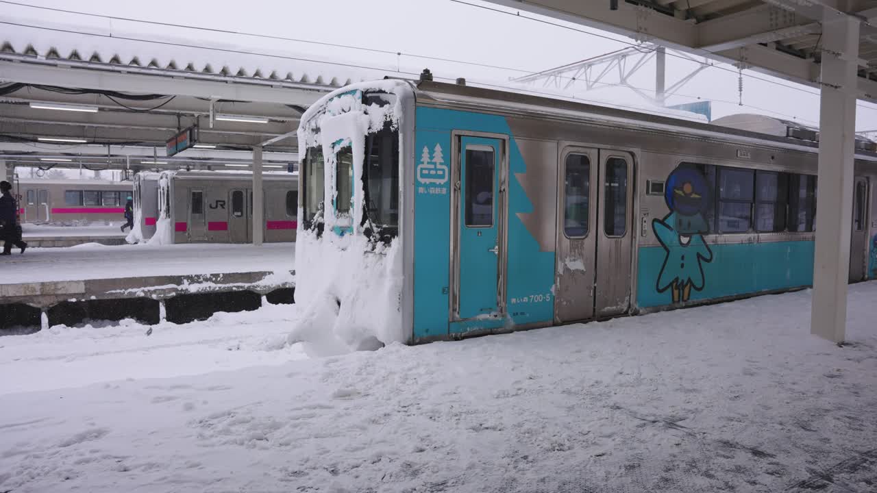 일본 북부 아오모리의 눈보라 후 눈 덮인 기차