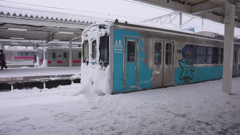 Schneebedeckte-Züge-Nach-Schneesturm-Im-Norden-Von-Aomori,-Japan