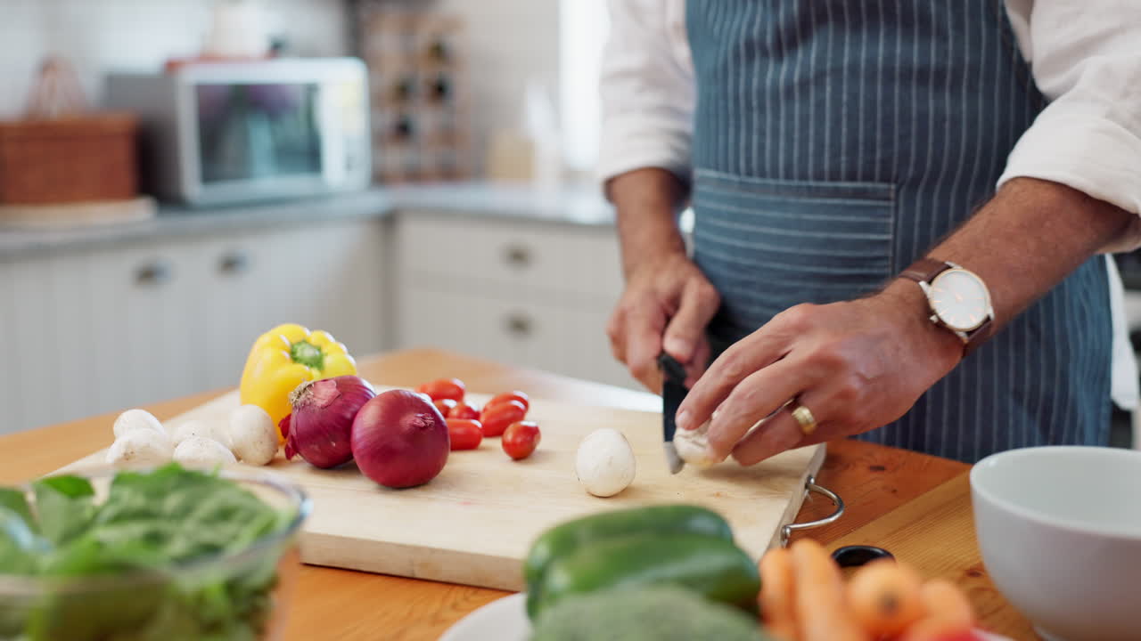 Uomo che taglia verdure in cucina