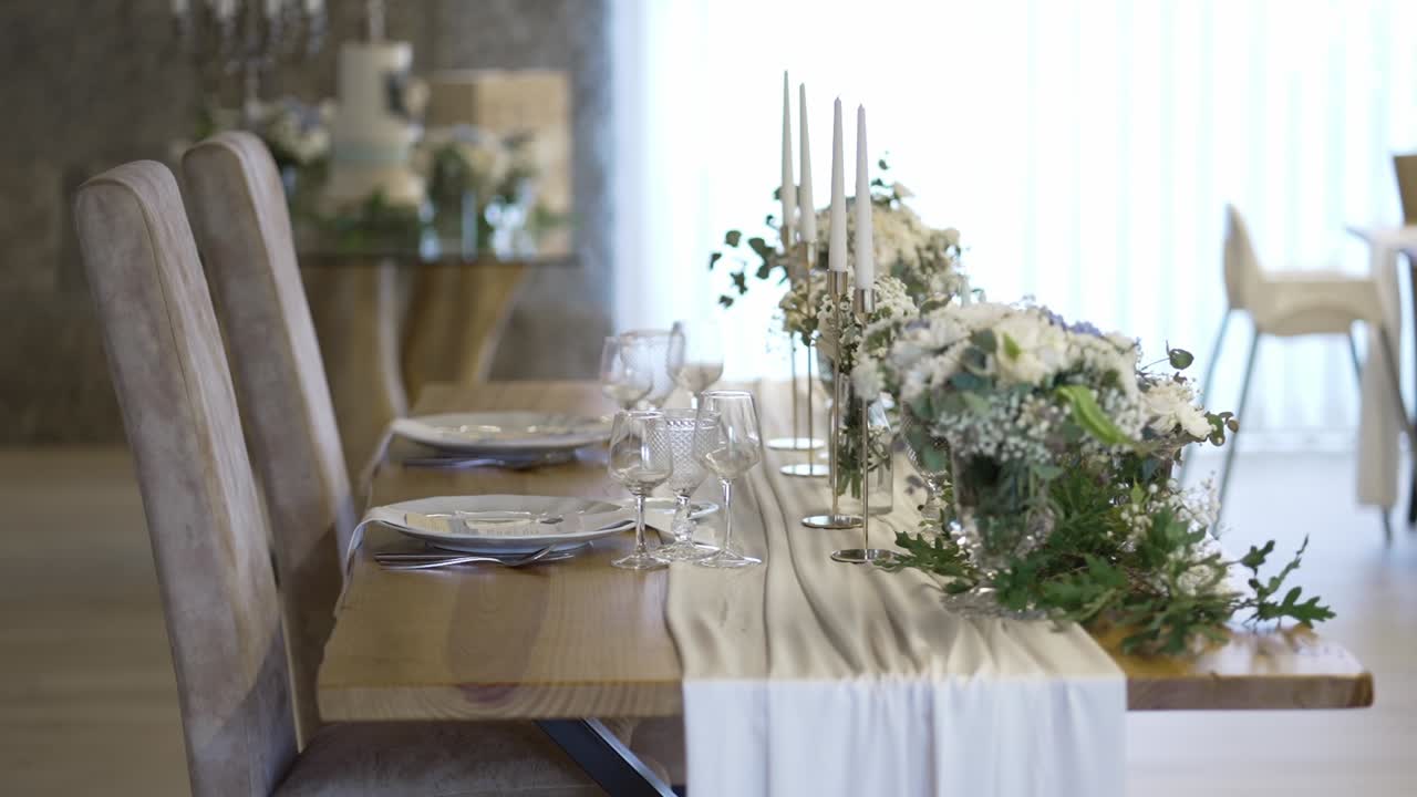 elegante mesa de boda decorada con flores, velas y cristalería fina