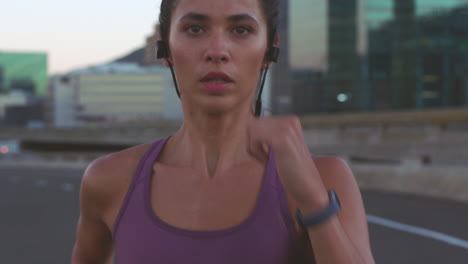 mujer corriendo por la ciudad