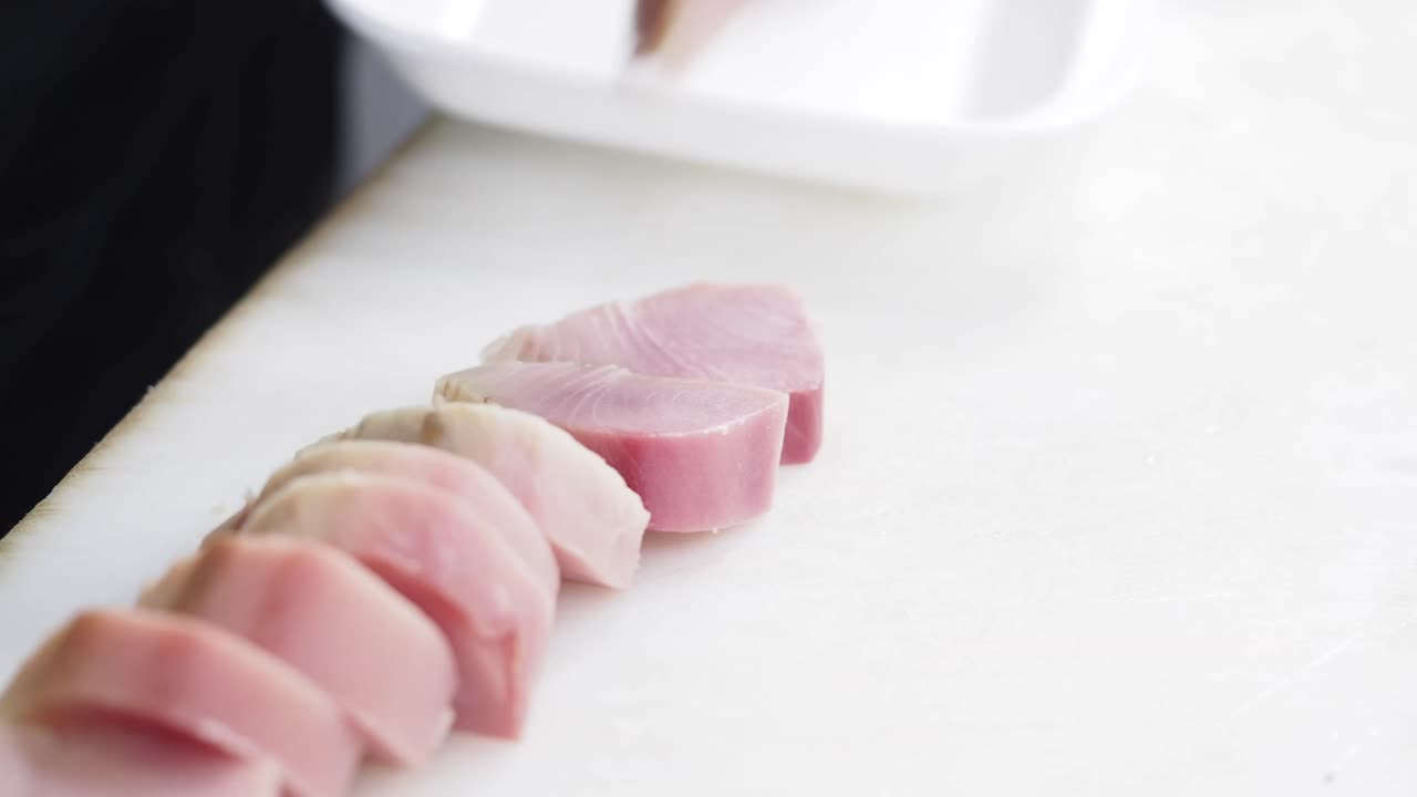 atún en rodajas para la preparación de sushi