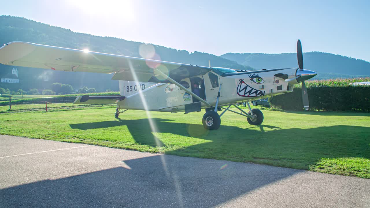 다음 점프를 위해 이륙을 준비하는 항공기 내부의 스카이다이버 그룹