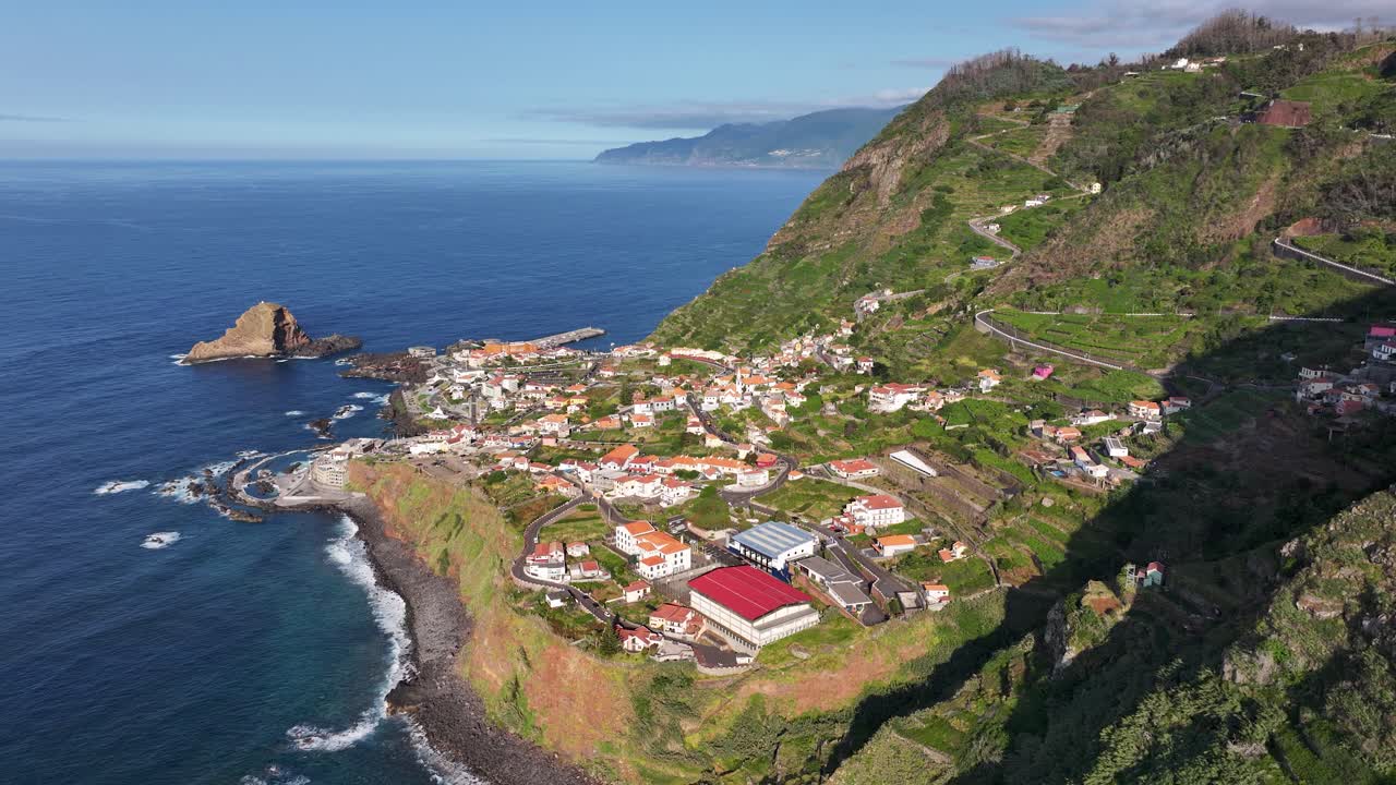 Vista con dron de la costa pintoresca de Porto Moniz e Ilheu Mole en la isla de Madeira