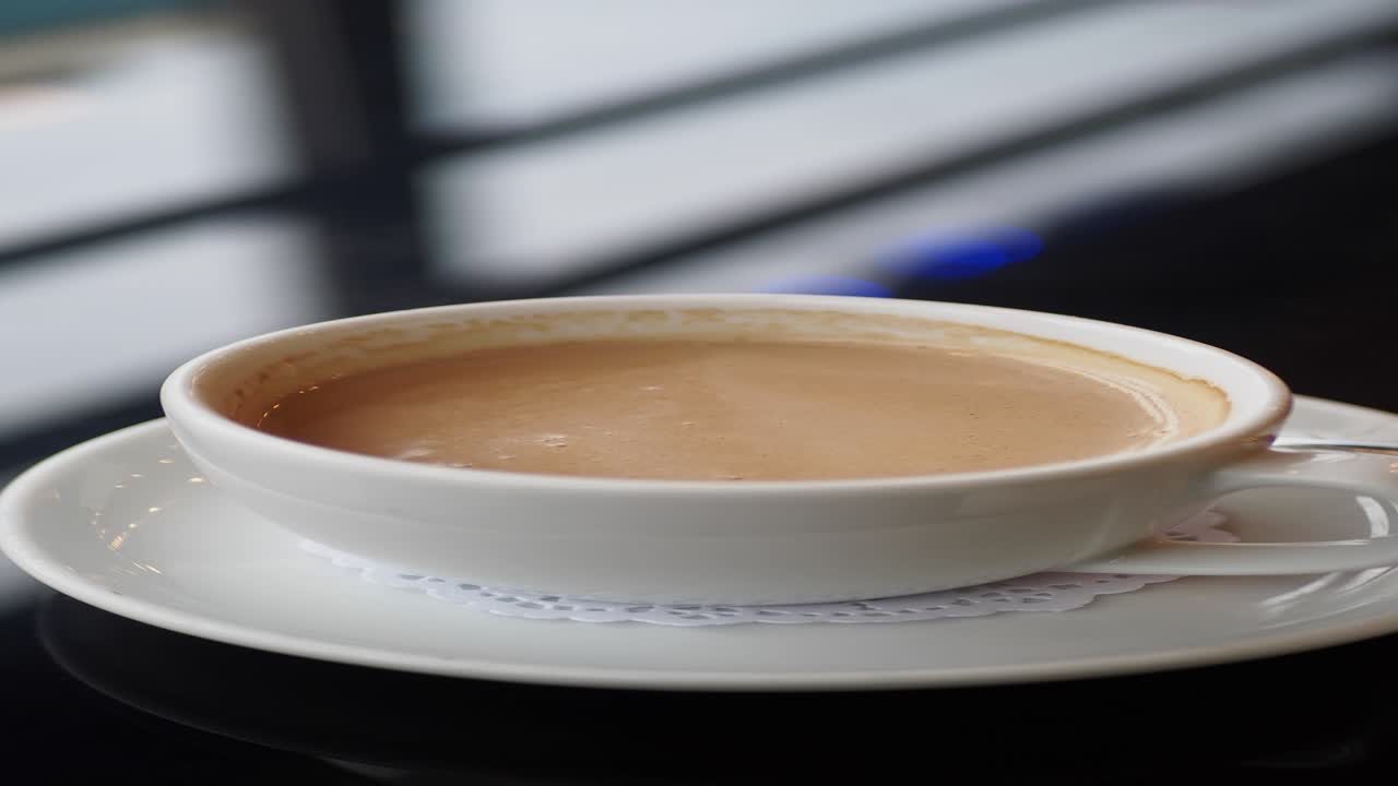una taza de café caliente
