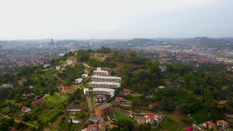 Drone-View-Orbiting-Tank-Hill-En-Kampala,-Uganda,-áfrica