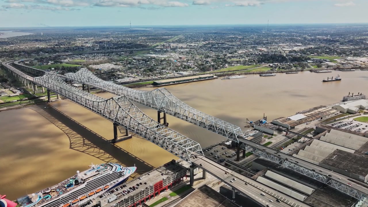 Una vista aerea di un ponte su un fiume