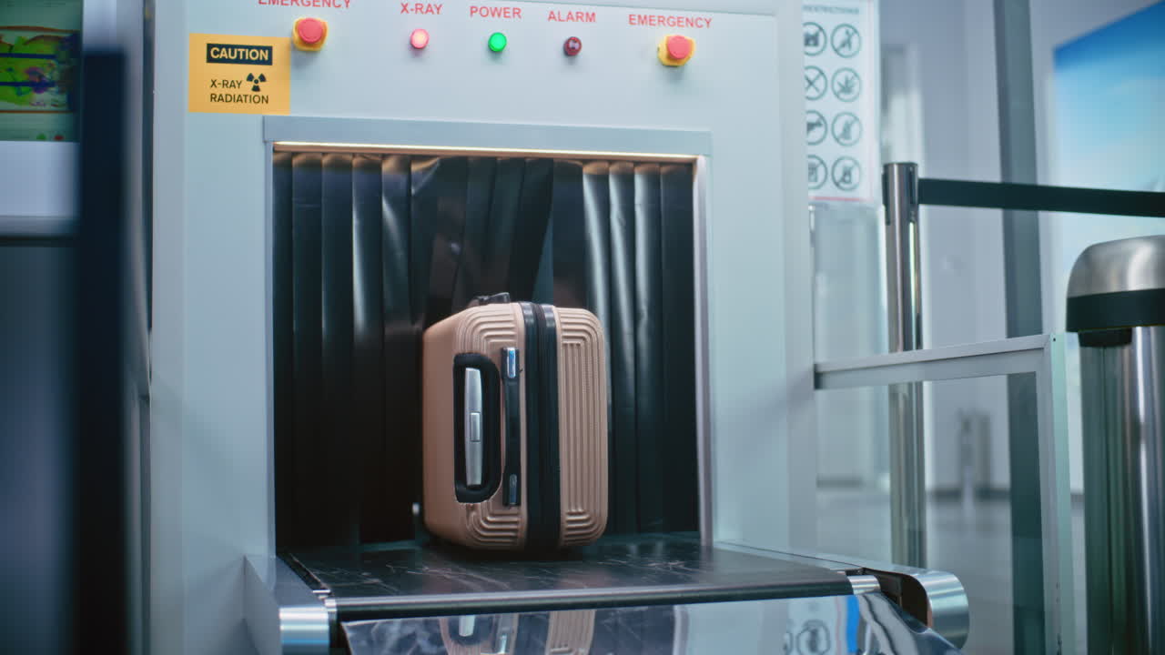 공항 보안 스캐너와 수하물