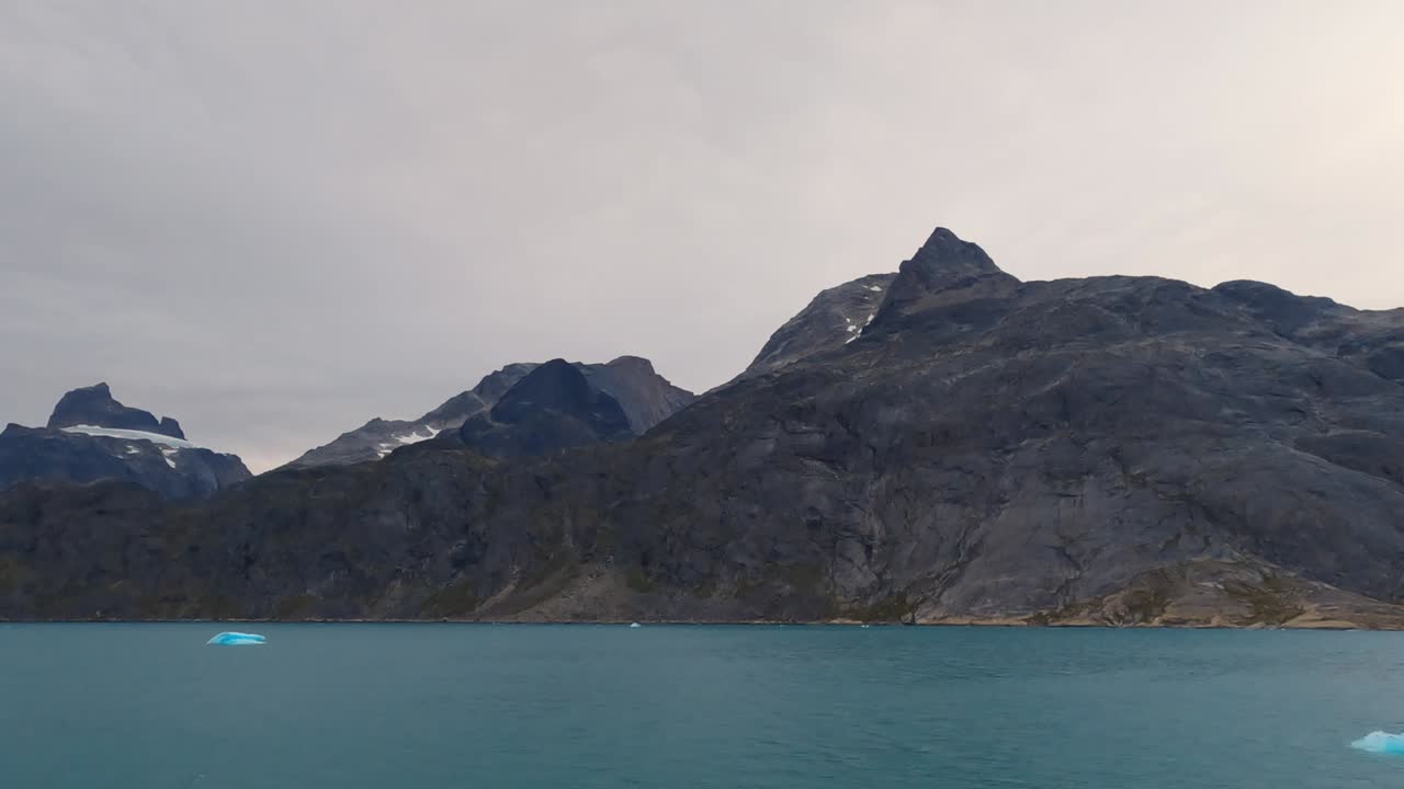Iceberg e montagne costeggiano il fiordo Prince Christian Sound della Groenlandia