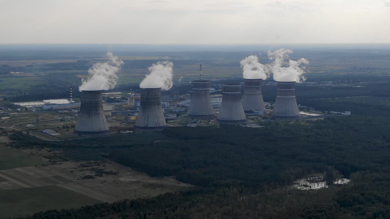 Ripresa aerea con drone in tracciamento di una centrale nucleare in Ucraina.