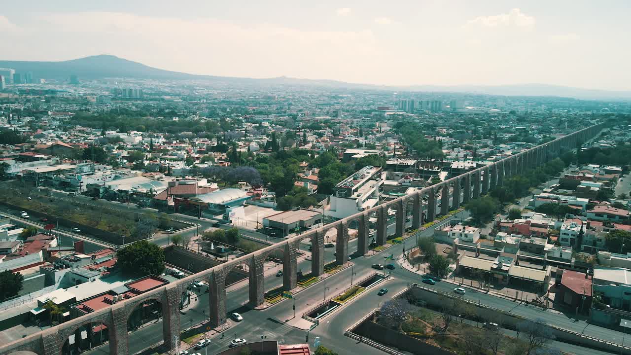 Vista dos arcos completos de Querétaro, no México, vistos de um drone