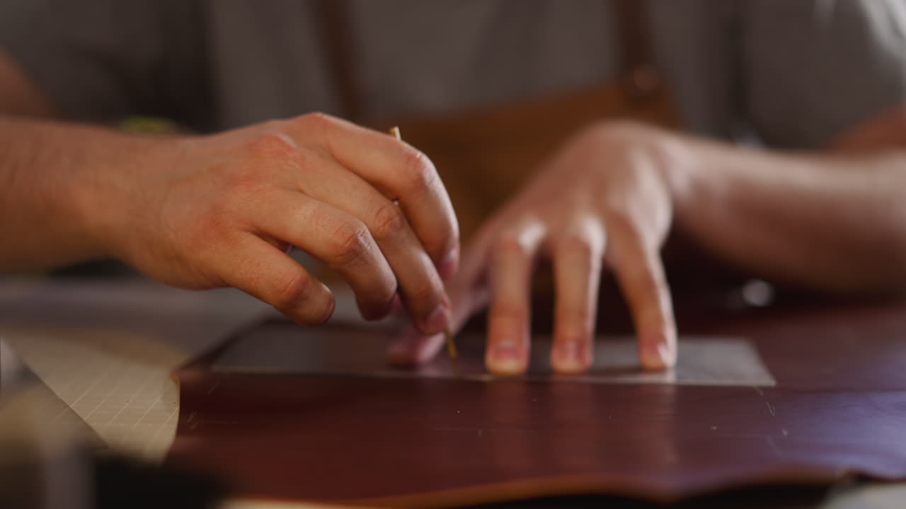 cuero dibuja detalles en el cuero con el molde en el lugar de trabajo