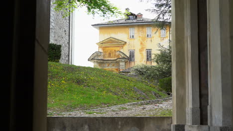 Un-Hermoso-Recorrido-Por-La-Montaña-Sagrada-De-Varallo,-Un-Complejo-Devocional-Cristiano,-Un-Patrimonio-Mundial-De-La-Unesco-Si-En-Italia