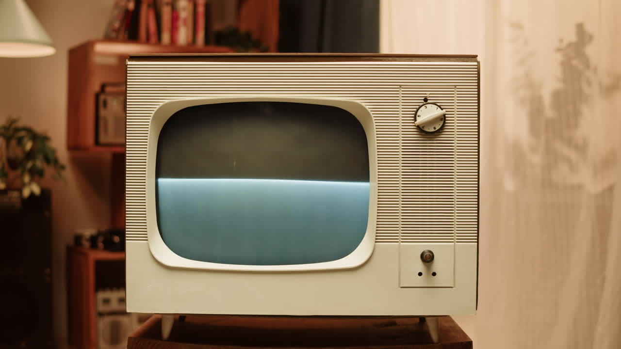 Televisione d'epoca in un soggiorno retro