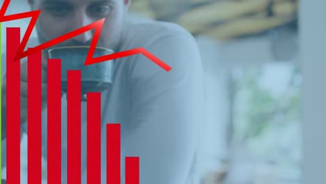 animación de gráficos financieros sobre las manos de un hombre caucásico bebiendo café