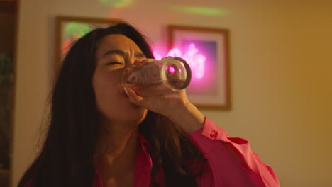 mujer sentada en el sofá después de beber alcohol en una fiesta de casa tomando medicamentos para la resaca 2