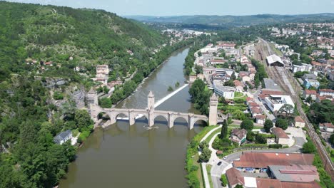 puente de valentré, ciudad de cahors en francia , avión no tripulado , vista desde el aire