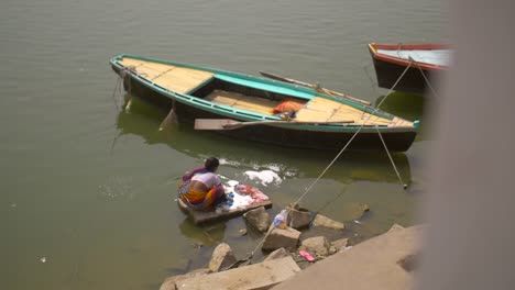 mujer lavando ropa en ganges varanasi