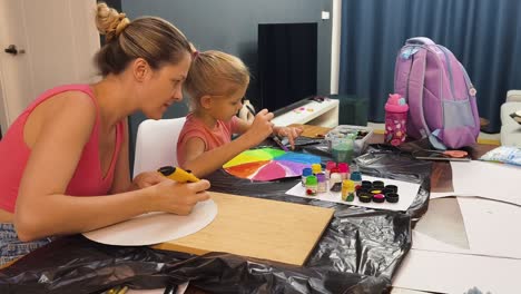 madre e hija pintando juntas