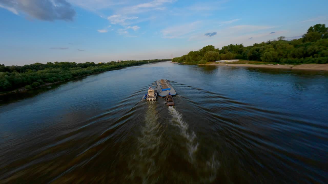 снимок беспилотного самолета fpv, следующего за грузовым кораблем, плывущим по реке вистула в городе варшава, польша