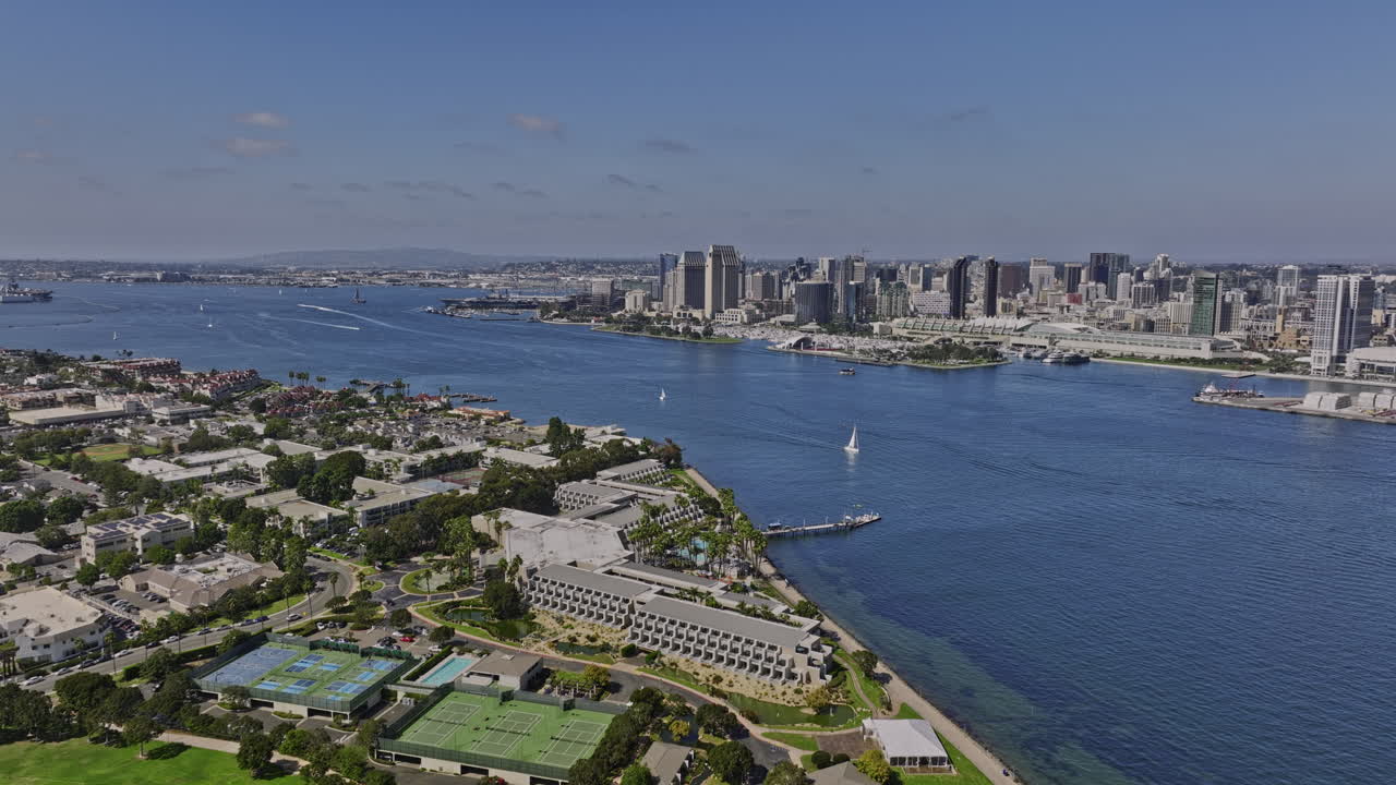 샌디에고 캘리포니아 공중 v56 시네마틱 드론 플라이오버 코로나도 타이드랜드 공원 및 시내 도시 경관과 베이 전망이 있는 워터프론트 메리어트 스파 리조트 - 매빅 3 시네로 촬영 - 2022년 9월