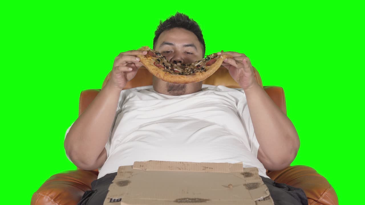 大きなピザを食べている肥満の男性