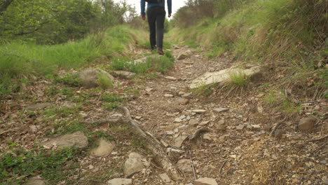 ángulo bajo de excursionista, senderismo en el camino de la montaña para la aventura