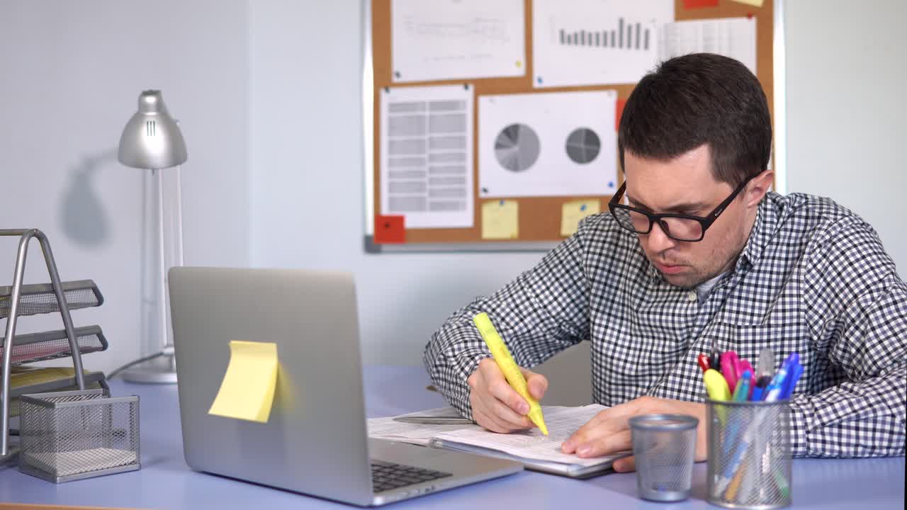 un hombre de negocios trabajando en su escritorio.