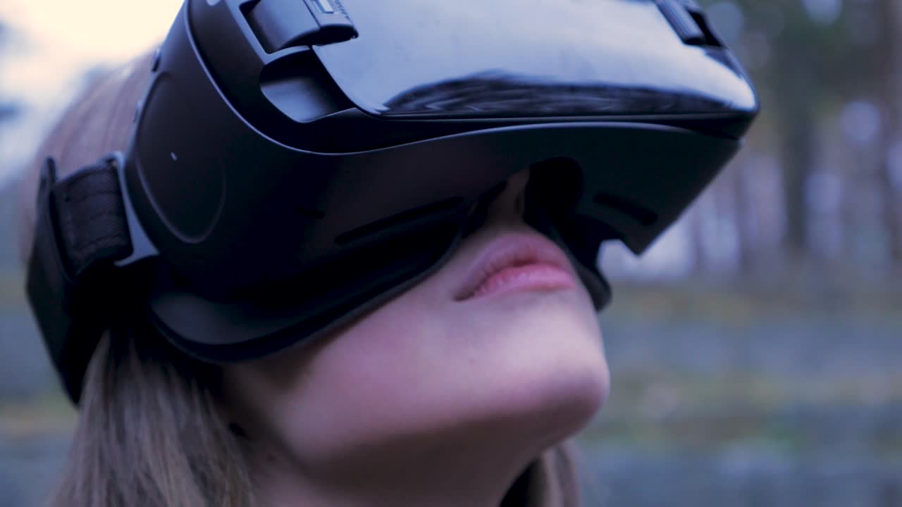 숲에서 vr 헤드을 착용한 사람