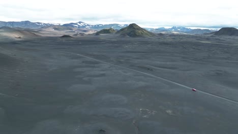 camino en medio de la tierra desolada en las tierras altas de islandia a la luz del día