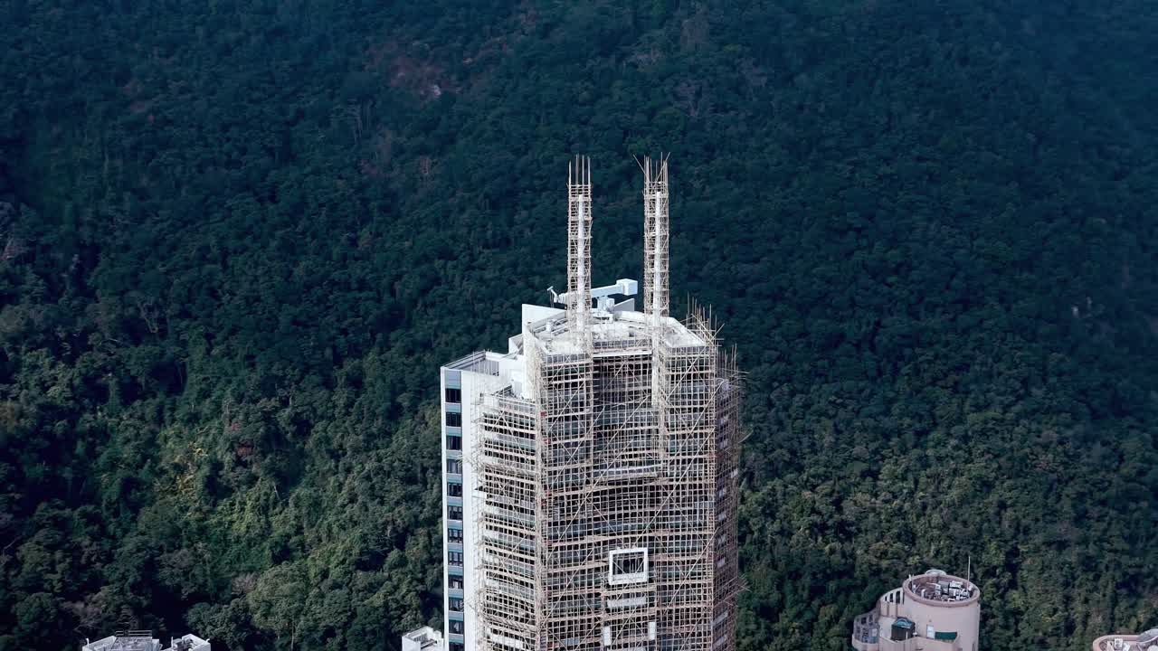 Vista aerea con drone di impalcatura in bambù sulla costruzione di un grattacielo a Hong Kong.