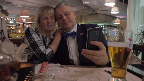 Älteres-Familienpaar-Macht-Selfie-Im-Restaurant