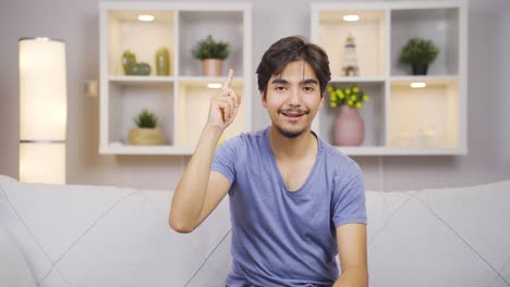 카메라를 향한 사려 깊은 남자가 아이디어를 떠올립니다.