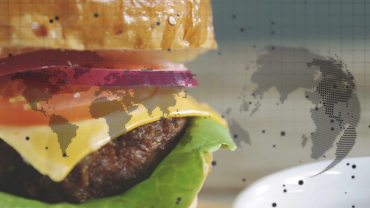 Platillo a la derecha mientras una hamburguesa entra por la izquierda, apareciendo capas, con zoom para marketing de alimentos.