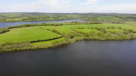 Vista-Aérea-Sobre-El-Lago-Roadford-En-El-Oeste-De-Devon